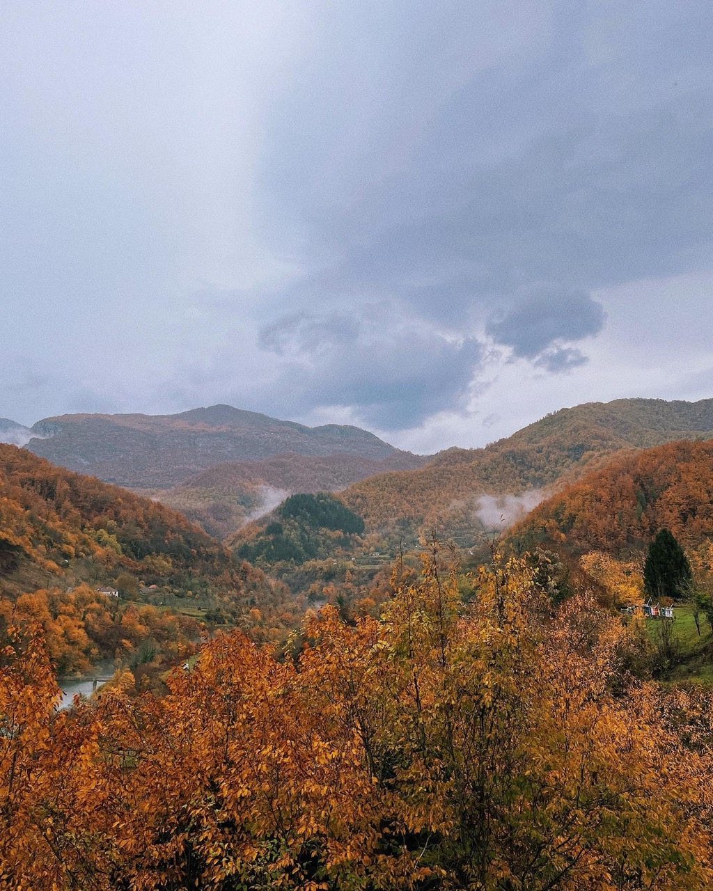 Золотая осень в Черногории: Колашин, вид на горы