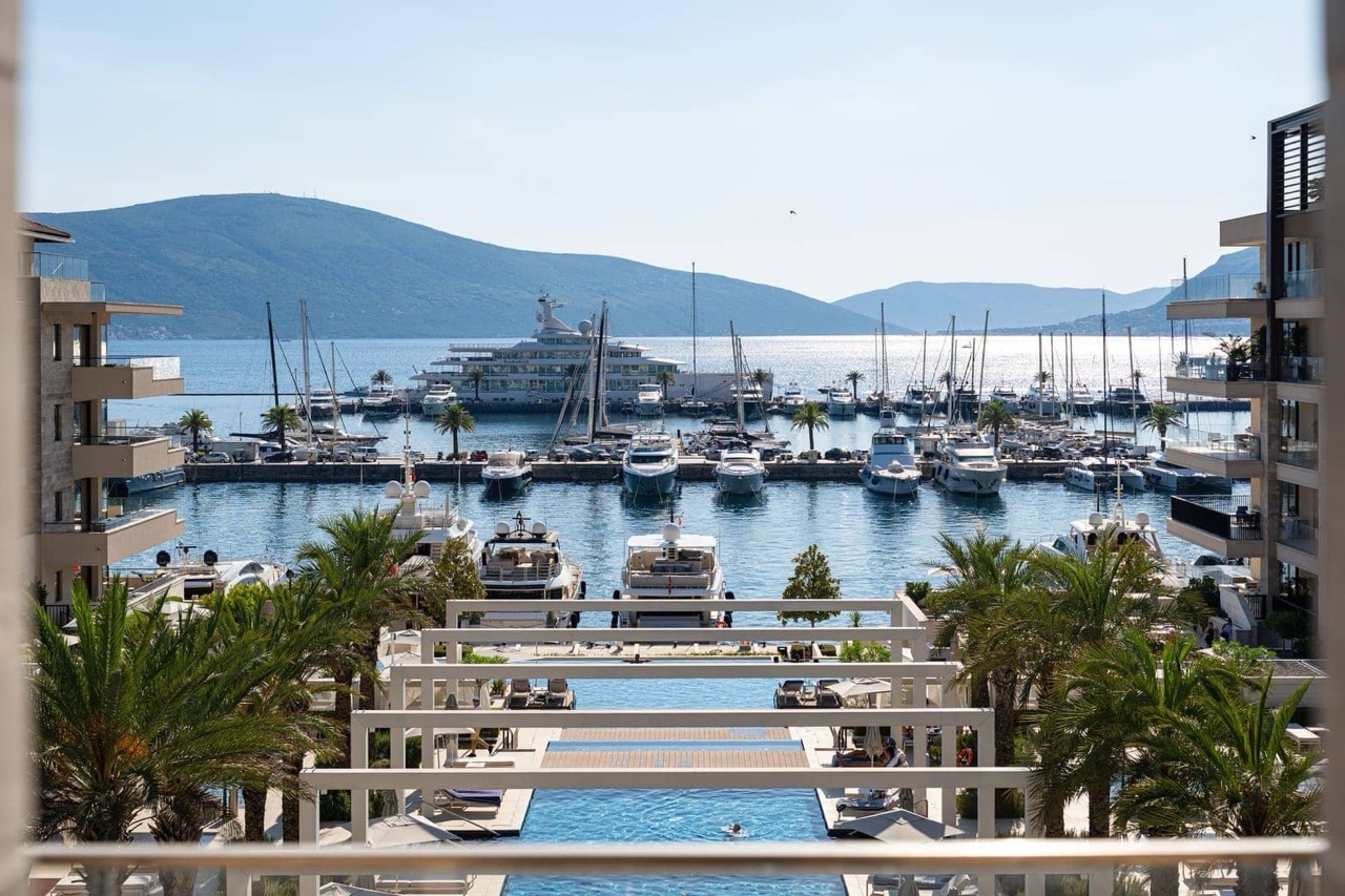 Квартира в здании Baia, Regent Pool Club Residences (Porto Montenegro в Тивате)