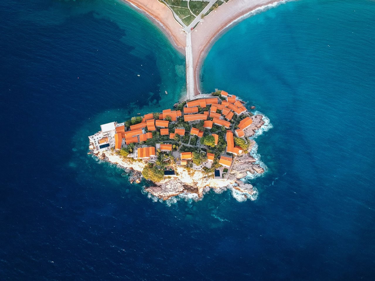 Пляжи Черногории: остров Sveti Stefan, Montenegro.Miločer Beach, Queen's Beach (Kraljičina Plaža):