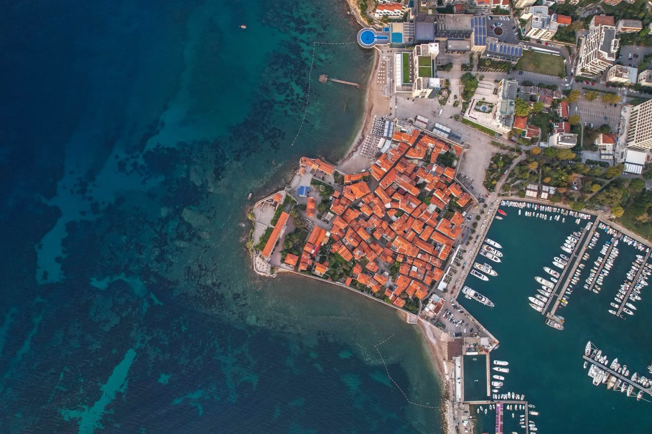 Пляжи Черногории: Plaža Ričardova Glava, Old Town, Budva, Montenegro. 