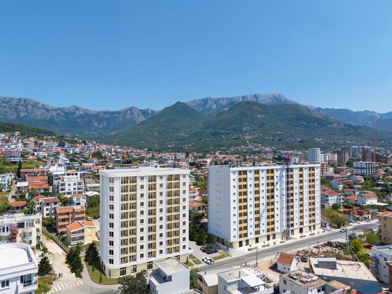 Karadağ, Bar şehrindeki modern konut komplekslerinin, pitoresk dağ manzaraları eşliğinde havadan görünümü.