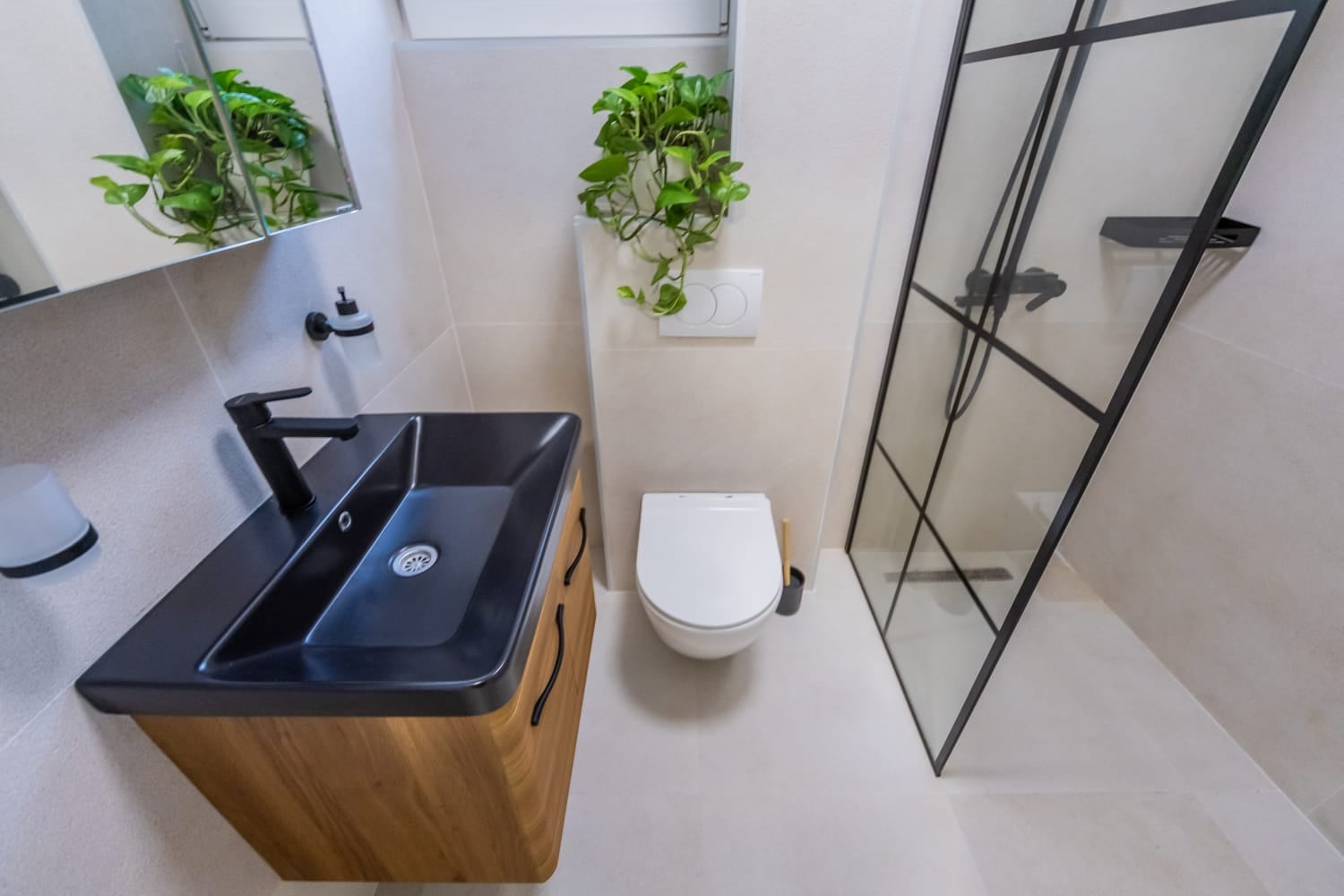 Современная ванная комната с душевой кабиной и черной сантехникой на вилле в Будве, Черногория.