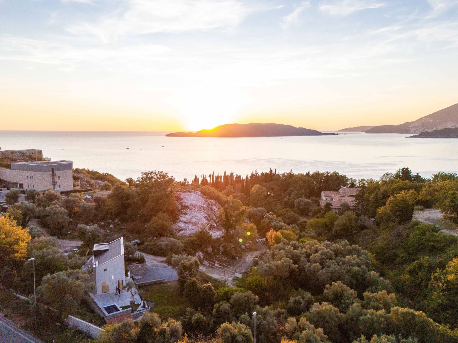 Villa moderne à Kamenovo, Monténégro, avec vue panoramique sur la mer et le coucher du soleil parmi les oliviers.
