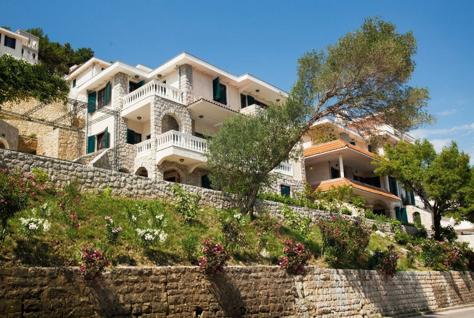 Каменная вилла в средиземноморском стиле с террасами и садом в Костанице, Черногория.