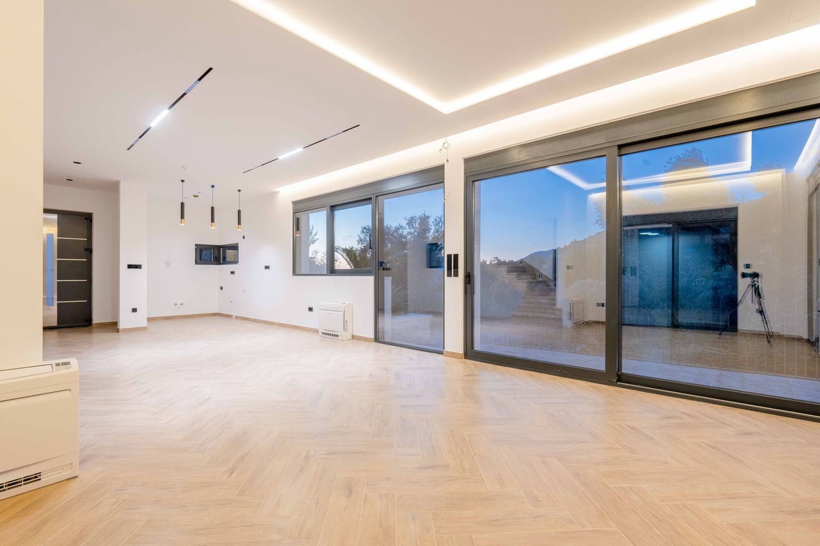 Salon spacieux avec baies panoramiques et parquet clair dans une villa moderne, Kamenovo, Monténégro.