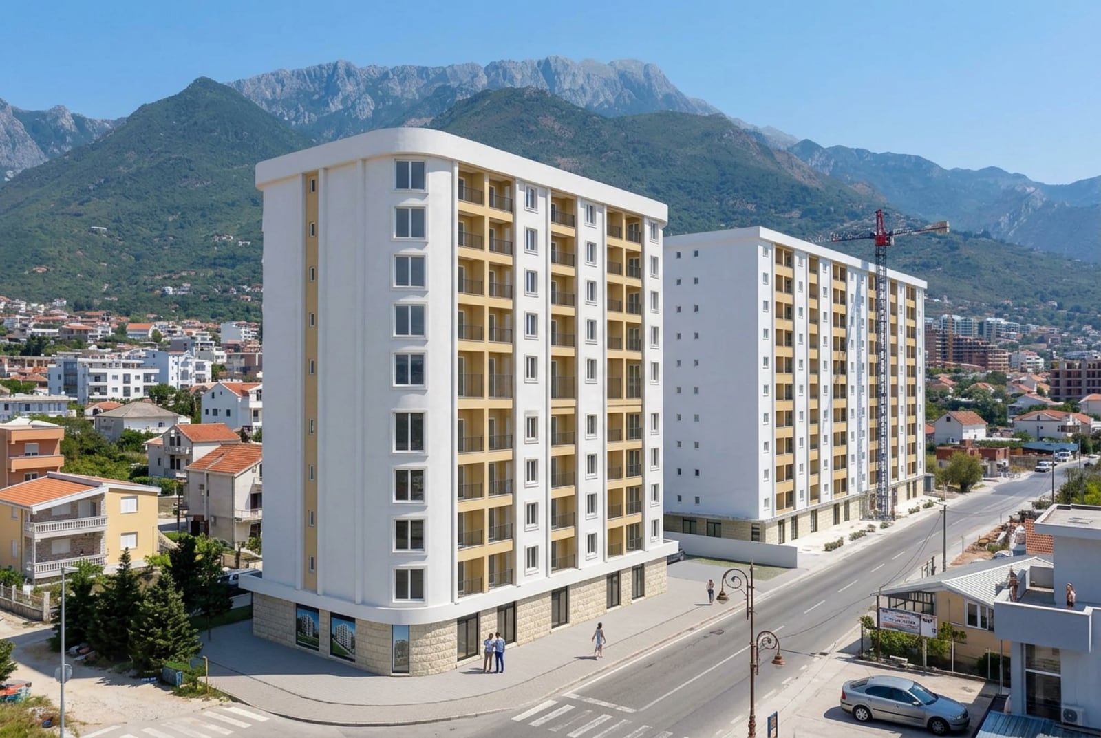 Karadağ’ın Bar şehrindeki modern konut kompleksi: dağlar fonunda balkonlu yeni çok katlı binaların görünümü.