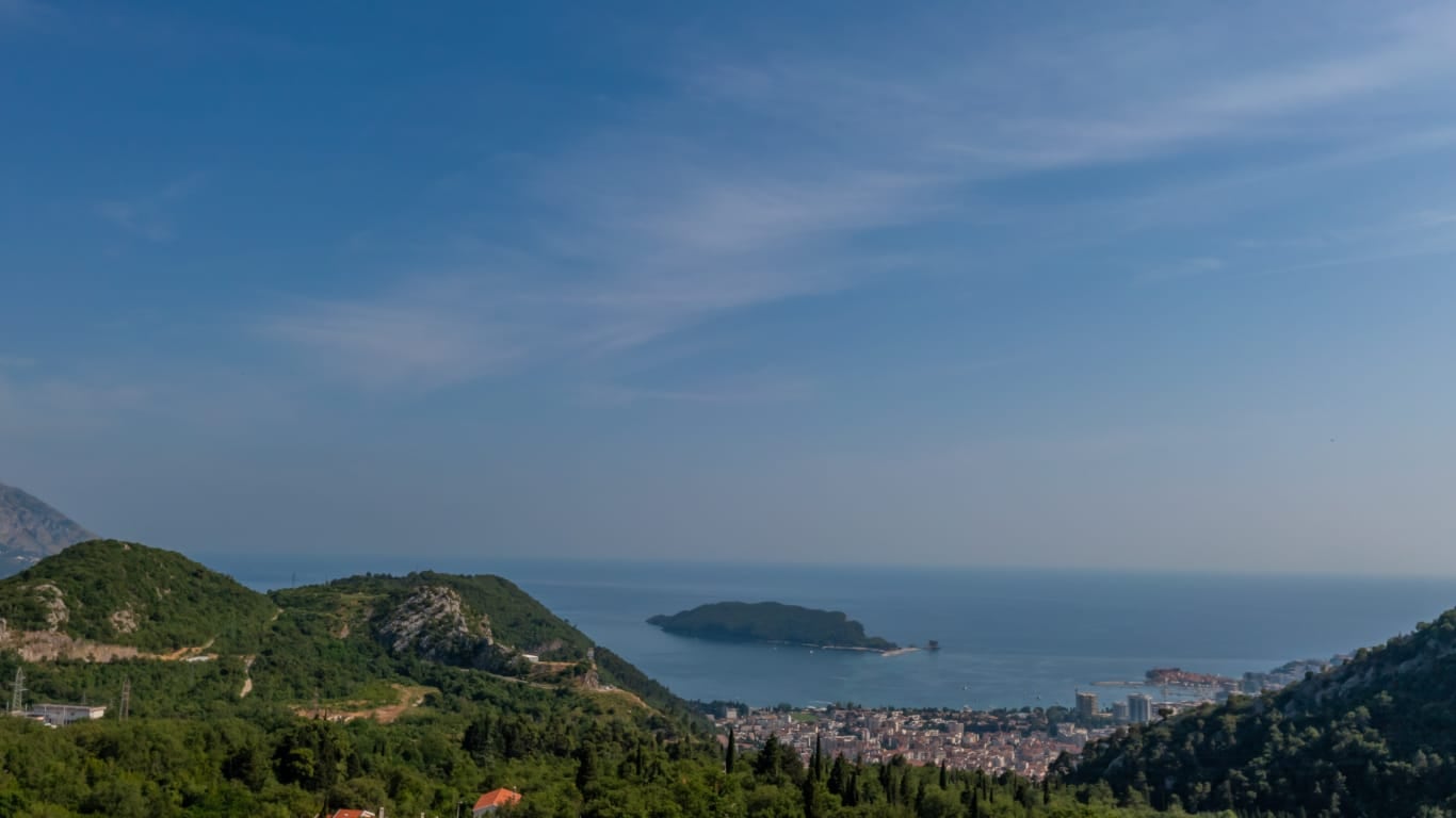 Панорамный вид на море, остров Святого Николая и город Будва, Черногория с террасы виллы №2669.