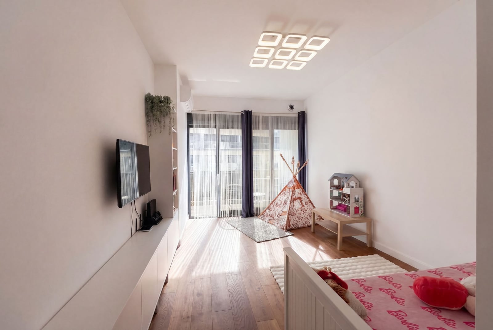 Светлая детская спальня с панорамным окном в квартире, город Бар, Черногория: кровать, вигвам и современная отделка.