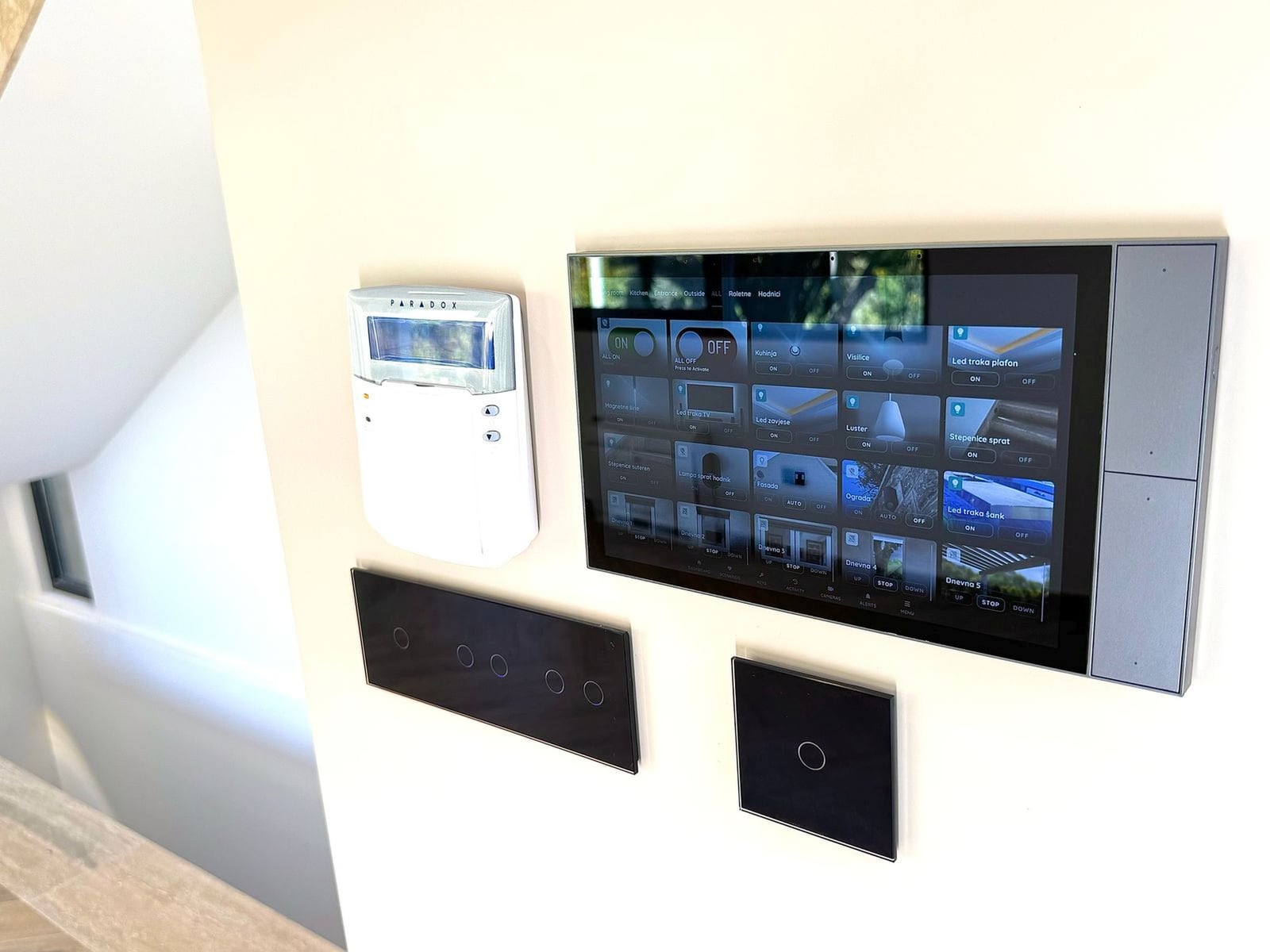 Panneau tactile de contrôle de la maison intelligente et alarme Paradox sur le mur d’une villa moderne à Kamenovo, Monténégro.