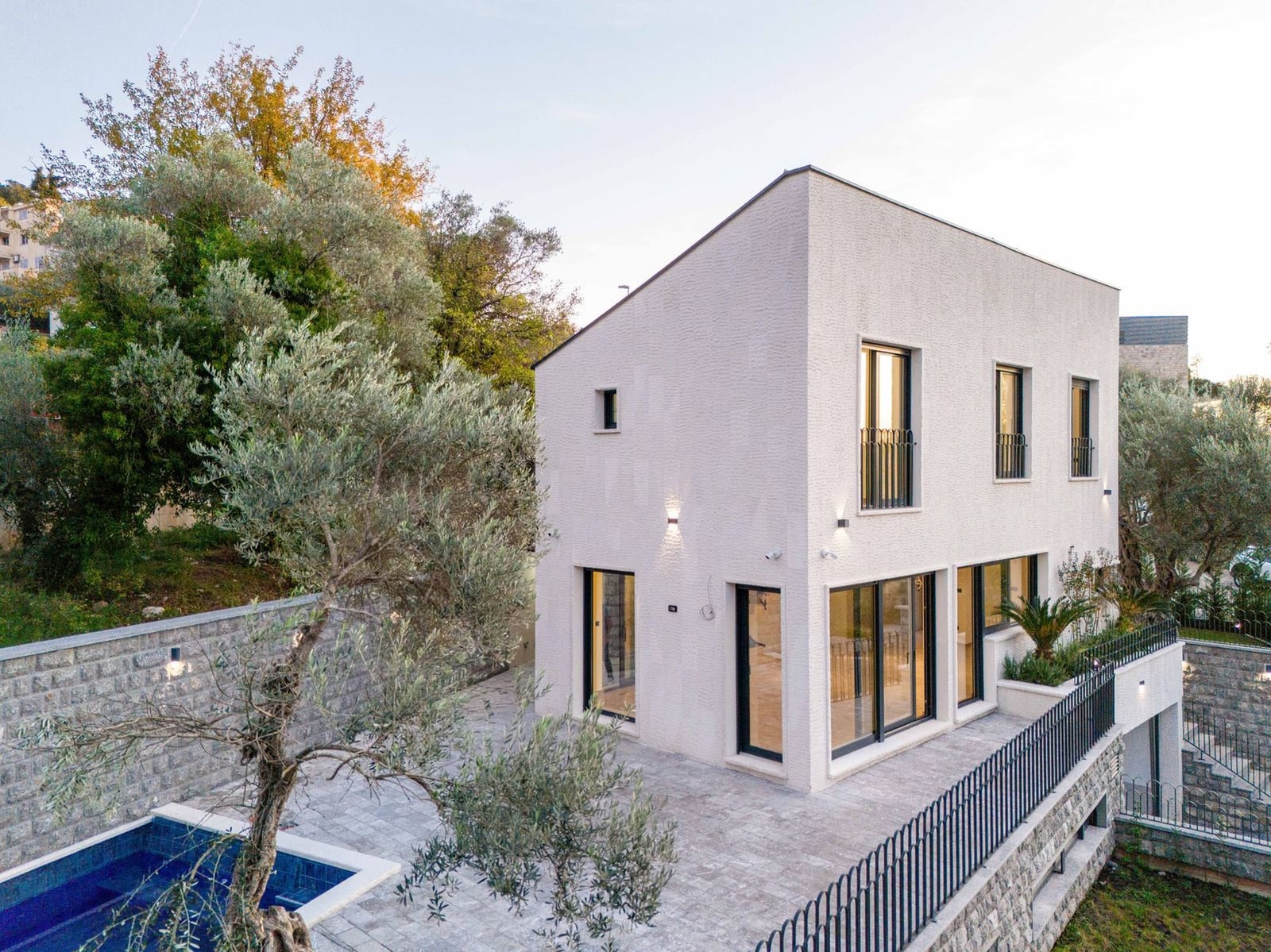 Villa moderne à deux étages avec piscine et terrasse à Kamenovo, Monténégro : vue sur la façade et l’aménagement paysager.