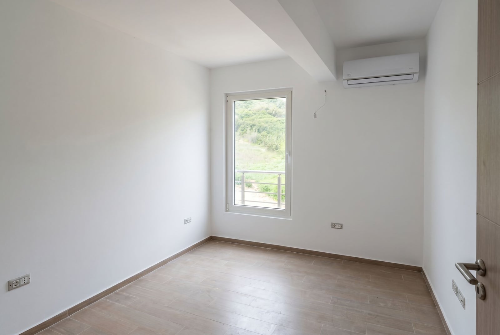 Bright bedroom with air conditioning and mountain views in an apartment in Đenovići, Herceg Novi, Montenegro.